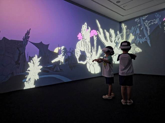 전남국제수묵비엔날레-VR하는 아이들 모습/전라남도 제공
