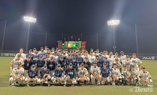 NC 다이노스 C팀 선수단이 일본 소프트뱅크 호크스와 교류전을 마치고 기념 촬영을 하고 있다. /NC 다이노스