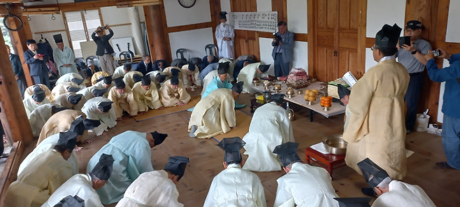 ▲ 3일 경북 의성군 사곡면 오토재 문중에서 의성김씨 문중 종친 100여 명이 중시조 고려 태자첨사공 용비 선조의 추전을 봉행하며 제례 의식을 올리고 있다. 의성김씨 오토산관리위원회