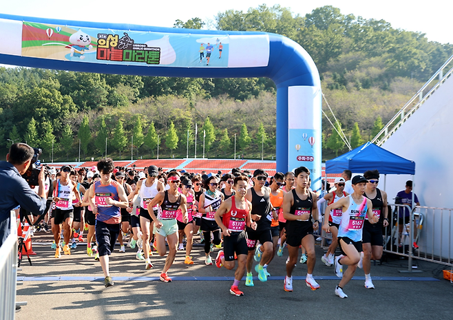 ▲ 제1회 의성마늘마라톤대회에서 참가자들이 출발 신호와 함께 힘차게 출발선을 박차고 나가고 있다. 의성군