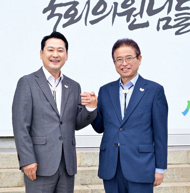 이철우 경북도지사는 경주 APEC 현장을 찾은 장동혁 국민의힘 당대표 등 지도부에게 미중 정상회담이 경주박물관 중정 신축건물(만찬장으로 기획되었던 곳)로 결정되도록 힘을 보태달라고 요청했다. 경북도 제공.