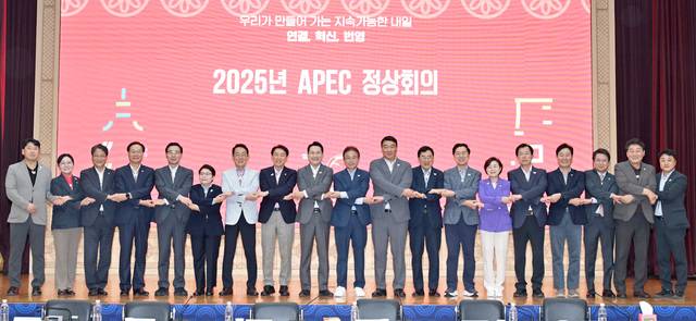 추석연휴에도 불구하고, 경주 APEC 성공을 바라는 마음을 모은 국민의힘 지도부가 경주현장을 찾아서 '반드시 성공, 기필코 세계속 경북과 경주' 달성을 위해 손에 손을 잡고 있다. 경북도 제공.
