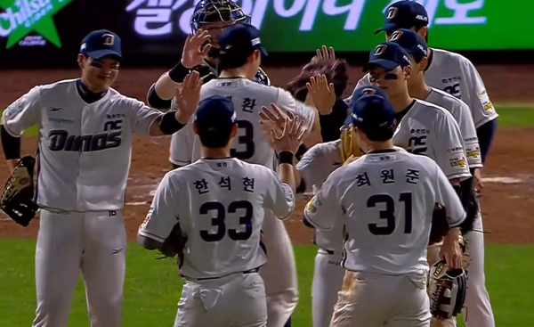 NC가 4일 창원에서 SSG를 7대 1로 꺾고 정규시즌 최종전에서 가을야구 진출을 확정지었다. (사진=TVING 중계화면 캡처)