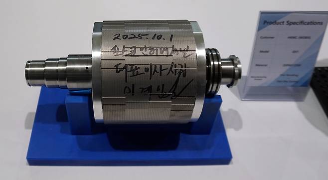 첫 구동모터코어 시제품에 이계인 포스코인터내셔널 사장이 서명했다./사진=포스코인터내셔널