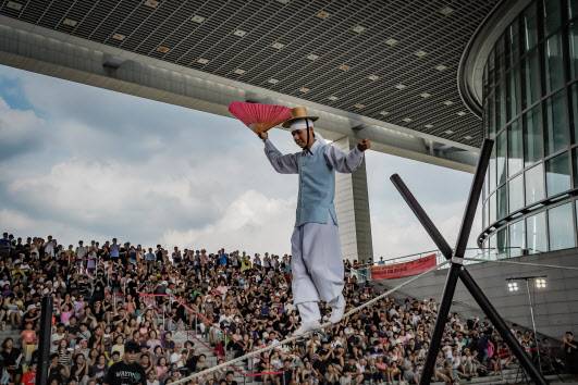 줄타기보존회의 ‘판줄’ 공연(사진=국립중앙박물관).