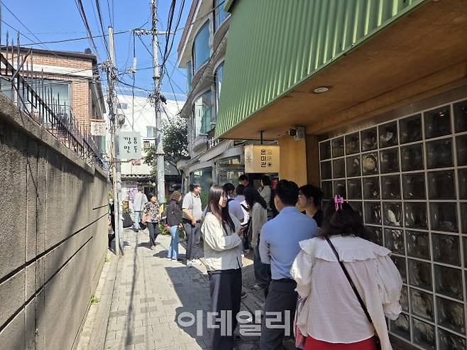 지난 26일 서울 종로구의 한 유명 식당 앞에 대기 손님들이 삼삼오오 모여 있는 모습이다. 손님들 대부분은 앱으로 미리 대기 번호를 받고 방문해 10분 남짓 기다리다 입장했다.(사진=염정인 수습기자)