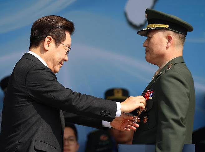 이재명 대통령이 1일 충남 계룡대 대연병장에서 열린 건군 77주년 국군의 날 기념행사에서 박정훈 해병 대령에게 훈장을 수여하고 있다.(사진=연합뉴스)