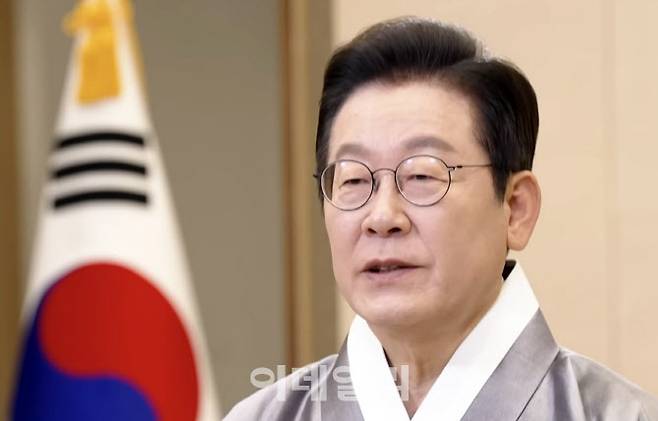 이재명 대통령이 4일 영상 메시지를 통해 국민들에게 추석 명절 인사를 하고 있다. (사진=뉴스1·KTV 갈무리)