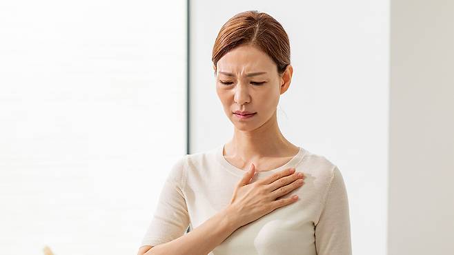 명절 과식과 폭식은 다양한 소화기 질환으로 이어질 수 있다|출처: 클립아트코리아