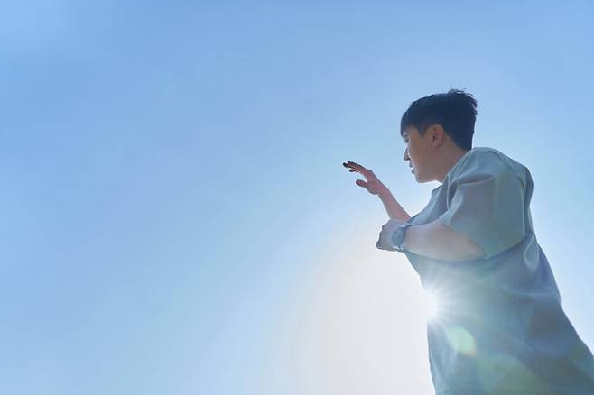 자외선에 장시간 노출되면 백반증이 나타날 수 있으므로 야외 활동을 할 때 자외선 차단제를 바르는 게 좋다. 사진 = 게티이미지뱅크