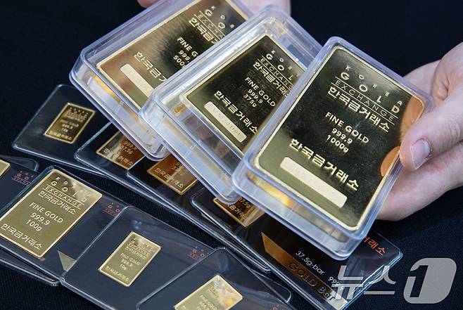 지난해 8월 20일 오전 서울 종로구에 위치한 한국금거래소에서 직원이 골드바 제품을 정리하고 있다.2024.8.20/뉴스1 ⓒ News1 이재명 기자