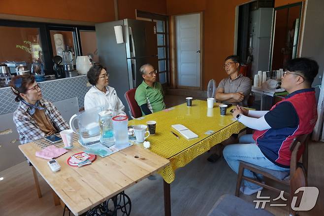김선민 이장(오른쪽에서 두 번째)과 관사도교회 김요셉 목사(가운데)가 소마도의 현안에 대해 주민 안현숙 씨와 진도노인복지회관 정애순 관장(왼쪽에서부터), 김영두 팀장(오른쪽 첫 번째)등과 의견을 나누고 있다. 2025.10.3/뉴스1 ⓒ News1 조영석 기자
