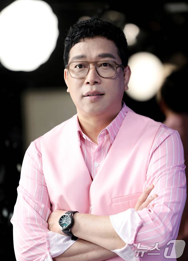 방송인 강병규가 3일 서울 강남구 아이스크림스튜디오에서 인터넷 플랫폼 팬더TV의 엑셀방송 프로그램 ‘더 크루(The Crew)’ 녹화에 앞서 포즈를 취하고 있다. 2025.10.3/뉴스1 ⓒ News1 권현진 기자