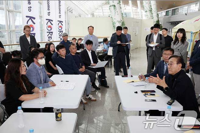 김윤덕 국토교통부 장관이 추석 연휴 둘째날인 4일 전남 무안국제공항을 찾아 12·29 무안공항 제주항공 여객기 참사 유가족과 면담하고 있다. 2025.10.4/뉴스1 ⓒ News1 이승현 기자