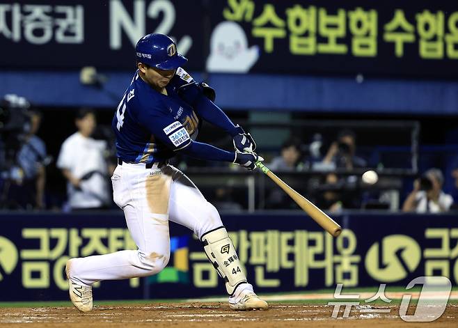 17일 오후 서울 송파구 잠실야구장에서 열린 프로야구 '2025 신한 SOL뱅크 KBO 리그' NC 다이노스와 LG 트윈스의 경기, 9회초 1사 주자 없는 상황 NC 김휘집이 솔로홈런을 날리고 있다. 2025.6.17/뉴스1 ⓒ News1 박정호 기자