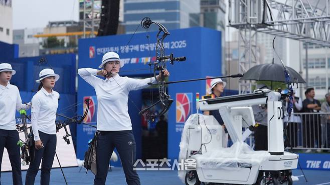 대한민국 양궁대표팀의 소채원이 3일 광주광역시 5·18 민주광장에서 열린 ‘현대자동차 정몽구배 한국양궁대회 2025’에서 이벤트 매치로 슈팅로봇과 대결을 펼치고 있다. 대한양궁협회 제공.