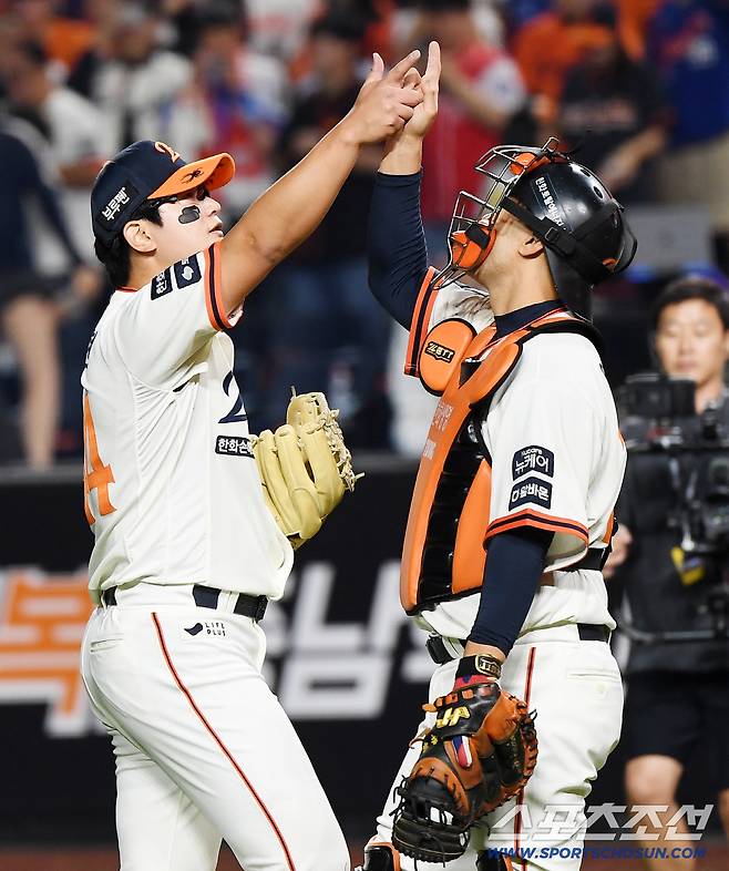29일 대전 한화생명볼파크에서 열린 LG-한화전. 한화가 7대3으로 승리한 가운데 마무리 김서현과 이재원 포수가 세리머니를 하고 있다. 대전=정재근 기자 cjg@sportschosun.com/2025.9.29/