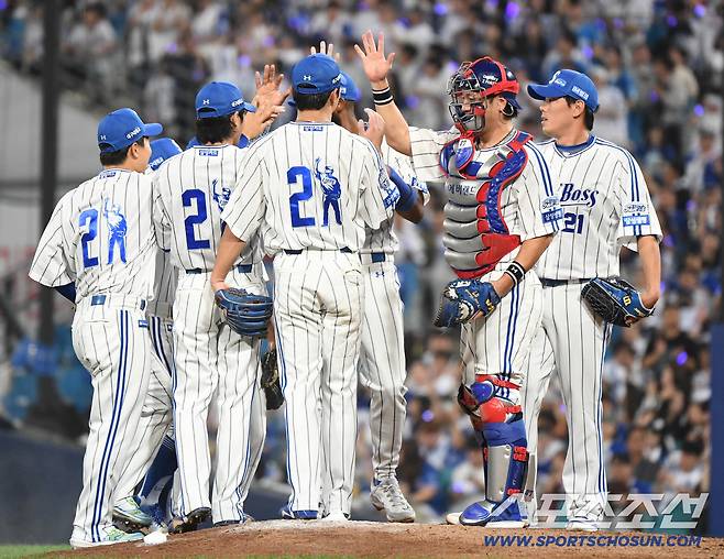 30일 대구 라이온즈파크에서 열린 KIA-삼성전. 승리한 삼성 선수들이 하이파이브하고 있다. 대구=정재근 기자 cjg@sportschosun.com/2025.9.30/