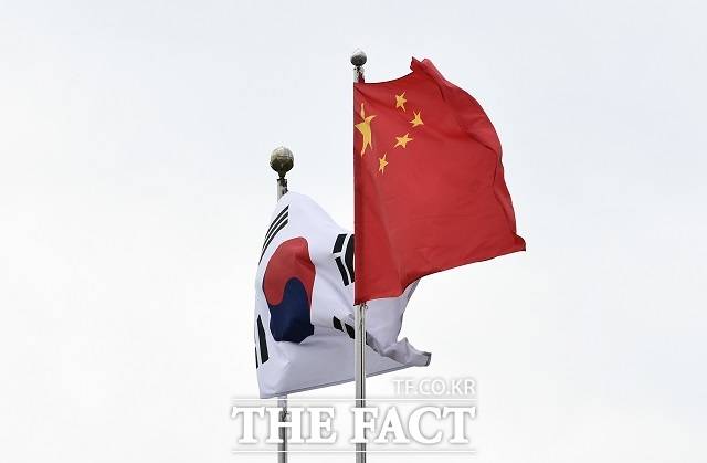 정부는 지난달 29일부터 중국 단체관광객 무사증(무비자) 입국을 한시적으로 시행하고 있다. 법무부는 단체 관광객 명단을 사전에 점검해 입국규제자, 과거 불법체류 전력자 등 고위험군 해당 여부를 확인해 무사증 대상에서 제외하고 있다고 밝혔다. 사진은 태극기와 오성홍기. /박헌우 기자