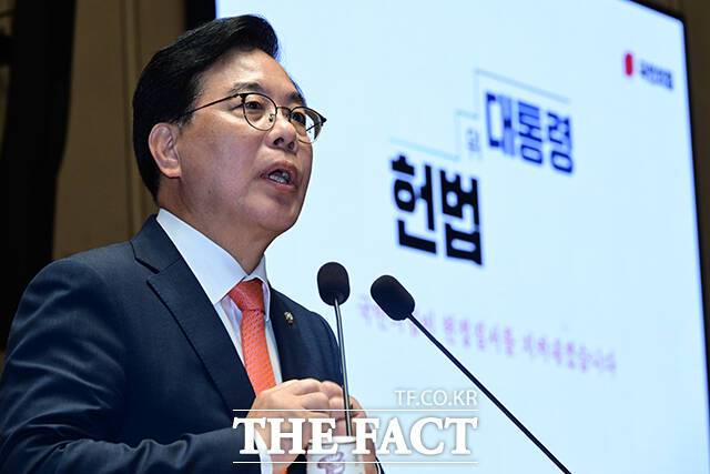 송언석 국민의힘 원내대표는 4일 김민석 국무총리와 김경 서울시의원을 둘러싼 의혹을 거듭 비판하며 김 총리의 입장표명을 요구했다. 그는 "김민석 총리가 더 이상 입을 다물고 있으면 안 된다. 시종일관 이 문제에 대해 침묵을 지키고 있는 김 총리가 나서서 입장을 밝혀야 한다"고 밝혔다. /남윤호 기자