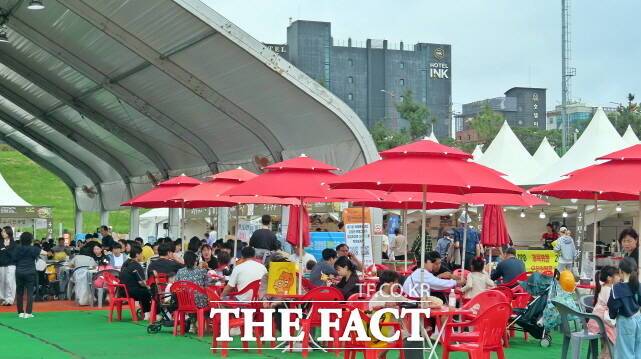 허기진 관람객들이 먹거리존에서 즐거운 식사를 하고 있다. /김형중 기자