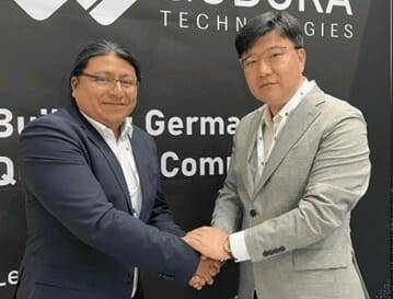 노르마 정현철 대표(오른쪽)가 큐도라 아마도 바우티스타 살바도르 대표와 MOU를 교환한 뒤 기념촬영했다. (출처 : ‘퀀텀 인사이더/노르마)