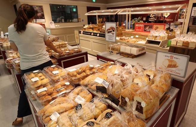 서울 한 빵집에서 시민들이 빵을 고르고 있다. 사진은 기사 중 특정 표현과 무관. 연합뉴스