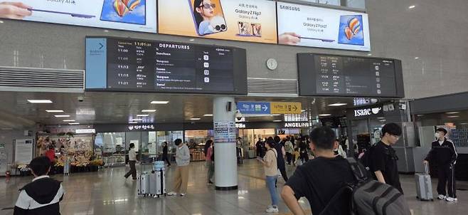 4일 오전 광주 광산구 광주송정역 전광판 앞에서 귀성객들이 열차 시간을 확인하고 있다. 민찬기 기자