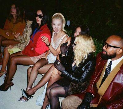 마돈나가 3일(현지시각) SNS에 공개한 프랑스 파리 패션위크 현장 사진. 블랙핑크의 로제가 가운데 앉아 있다. 마돈나 인스타그램 캡처