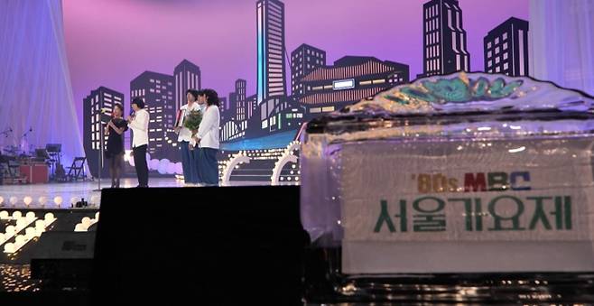 MBC ‘놀면 뭐하니?’에서 방송되는 ‘80s MBC 서울가요제’ 2부의 화려한 막이 오른다. 강력한 대상 후보 이적은 본선 하루 전 곡을 극적으로 변경하며 무대에 대한 궁금증을 증폭시켰고, 최정훈과 최유리는 각각의 개성을 담은 감성적인 무대를 준비했다. 배우 이준영은 박남정의 ‘널 그리며’를 완벽히 재현하며 댄스 머신으로 변신해 모두를 놀라게 했다. 또한 이용진&랄랄, 송은이&김숙은 환상의 호흡을 자랑하는 듀엣 무대를, 박명수와 딘딘은 보컬 레슨까지 받으며 준비한 진심 어린 노래로 반전 가창력을 증명했다. 다채로운 무대로 채워진 ‘놀면 뭐하니?’의 가요제 2부는 시청자들의 기대를 한껏 모으고 있다.