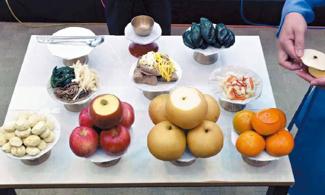 성균관의례정립위원회가 2022년 발표한 ‘차례상 간소화 표준안’에 따라 차린 추석 차례상. 송편·나물·구이·김치·과일·술 등 9가지만 올렸다. 성균관은 “조상을 기리는 마음은 음식 가짓수에 있지 않으니, 많이 차리려 애쓰지 않아도 된다”고 했다. /뉴스1