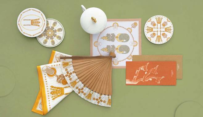 오는 28일부터 ‘APEC 2025 KOREA’ 개최를 기념해 국립경주박물관에서 여는 ‘신라 금관 특별전’과 연계해 국립박물관문화재단이 선보인 신라 금관 기념품. ‘신라 금관 뮷즈’는 국립중앙박물관과 국립경주박물관 상품관, 온라인 뮤지엄숍에서 만날 수 있다./국립박물관문화재단