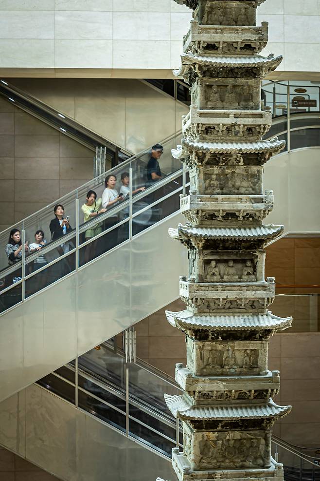 국립중앙박물관 1층에서 묵직한 무게 중심이 되고 있는 '경천사 십층석탑'은 신라관 부근의 에스컬레이터를 타면 오르는 동안 각 층을 보다 자세히 볼 수 있다. '경천사 십층석탑'을 감상하는 또 하나의 관람 포인트다/ 이신영 영상미디어 기자