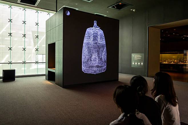 '공간_사이'에선 성덕대왕신종의 구조와 소리를 과학적으로 분석해 디지털로 재현한 전시가 기다린다. 범종 소리가 울려퍼지면, 관람석에도 진동이 느껴지도록 해 몰입감을 높였다.  / 이신영 영상미디어 기자