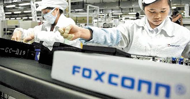 대만 폭스콘의 중국 선전 공장에서 직원들이 아이폰을 조립하고 있다. 애플은 자신들이 원하는 완성도에 이를 때까지 가혹할 정도로 폭스콘을 훈련시켰고, 폭스콘은 이를 받아들이며 급성장했다./ EPA 연합뉴스