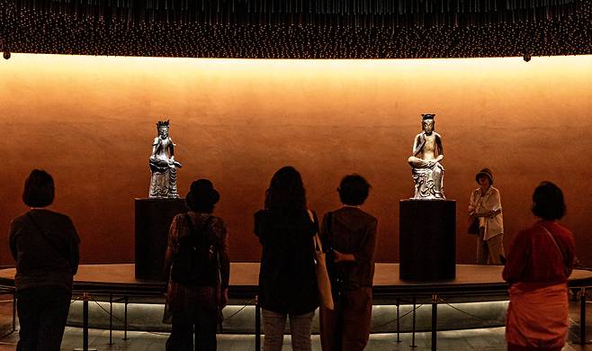 국립중앙박물관 2층의 '사유의 방'은 개관과 함께 국립중앙박물관을 대표하는 공간으로 등극했다. 2개의 반가사유상을 만나는 특별한 전용관이다. / 이신영 영상미디어 기자