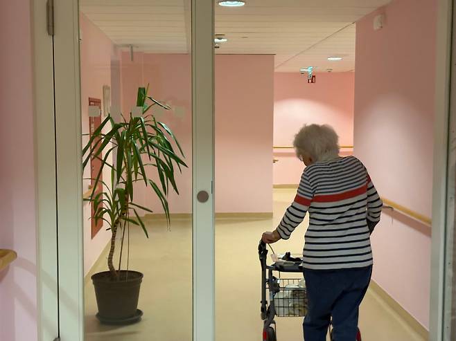 지난 5월 21일(현지 시각) 독일 헤센주 프랑크푸르트 골트베르크베크 요양원에서 한 어르신이 복도를 걸어가고 있다. 이곳 소속 간병 인력 절반 이상이 세르비아, 알바니아 등 외국 출신이다. /정해민 기자