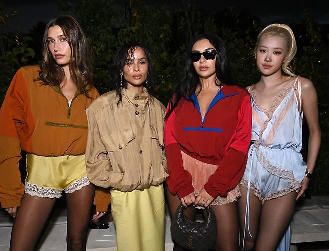 W매거진 등이 공개한 생 로랑 파리 패션쇼 단체 사진 원본. 맨 오른 쪽에 로제가 함께 서있다./인스타그램