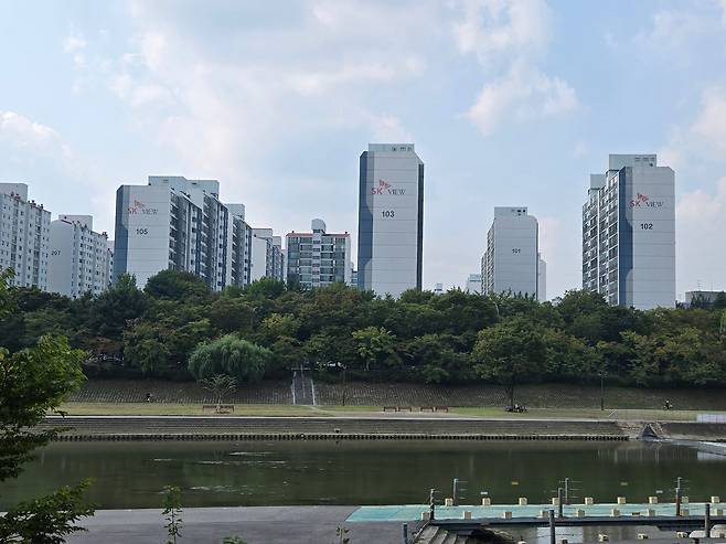 성남시 분당구 야탑동에 위치한 탑마을 선경 아파트 전경. /김유진 기자