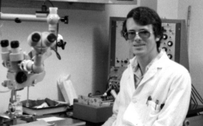 실험실에서 연구 중인 젊은 날의 깁스 박사.