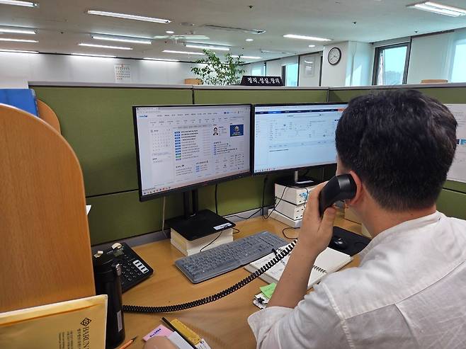 박일엽 공정위 서울지방사무소 건설하도급과 조사관이 지난달 26일 정부과천청사 사무실에서 신고받은 건을 처리하기 위해 피조사인과 통화하고 있다./문수빈 기자