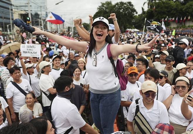 지난달 21일 필리핀 마닐라 동쪽 교외에서 수천 명의 시민들이 반정부 시위에 참여하고 있다. 마닐라=AP 뉴시스
