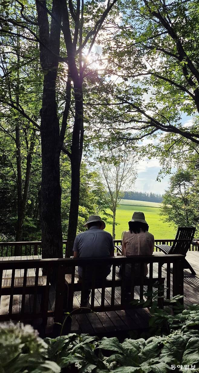 다이세쓰모리노가든에서 평온한 시간을 보내는 부부의 뒷모습.