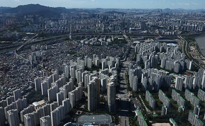 롯데월드 서울스카이 전망대서 바라본 아파트 단지 모습. 2025.9.21/뉴스1