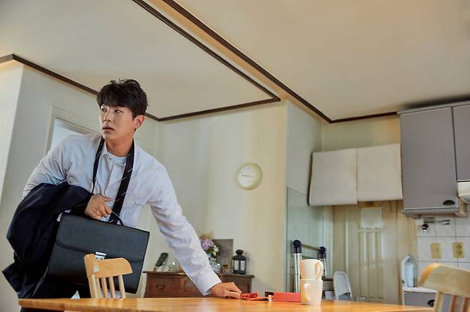 인삼과 홍삼은 같은 뿌리지만 가공 방식에 따라 효능과 체내 흡수율이 다르다. 장기 복용과 특정 체질·질환은 부작용 위험이 있어 전문가 상담이 필요하다. 사진=게티이미지