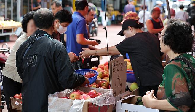 서울 동대문구 청량리 전통시장을 찾은 시민들이 장을 보고 있다. (출처=뉴스1)