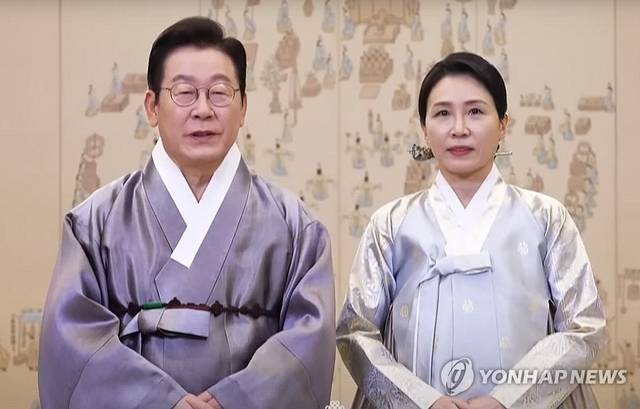 이재명 대통령과 김혜경 여사가 추석 연휴 이틀째인 4일 한복 차림으로 영상 메시지를 통해 명절 인사를 전하고 있다. [KTV 캡처. 연합뉴스]