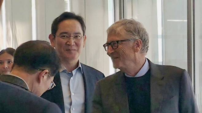 이재용 삼성전자 회장이 22일 서울 서초구 삼성전자 서초사옥을 방문해 오찬을 함께 한 빌 게이츠 게이츠재단 이사장을 배웅하고 있다. 2025.08.22. /사진=삼성전자 제공