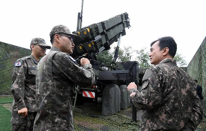 안규백 국방부장관은 4일 수도권 패트리어트 포대를 방문해 군사대비태세를 점검했다. 국방부 제공