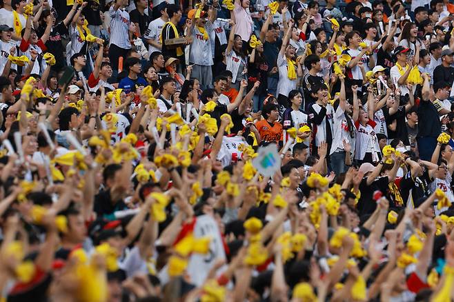 9월27일 대전 한화생명볼파크에서 열린 2025 신한 SOL 뱅크 KBO리그 엘지(LG) 트윈스와 한화 이글스의 경기에서 엘지 팬들이 응원전을 펼치고 있다. 연합뉴스